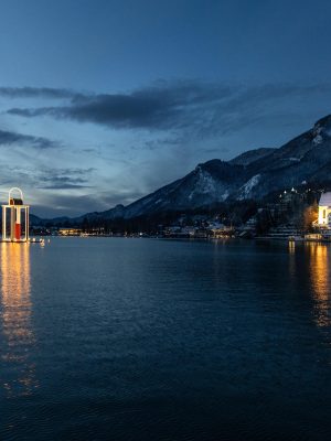 Foto Wolfgangsee Tourismus / Mirja Geh: Výhled na St. Wolfgang s poutním kostelem sv. Wolfganga a Betlémským světlem.
