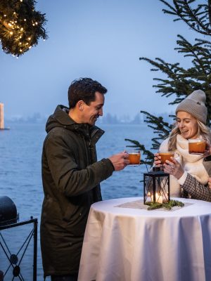 Foto Wolfgangsee Tourismus GmbH / Mirja Geh: Tři osoby stojí u stolu a pijí punč.