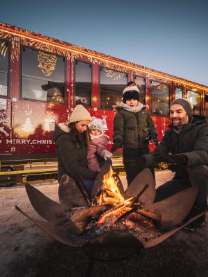 Foto Salzburg AG Tourismus / Kukuvec Photography: cestovní ruch, Schafberg, Wolfgangsee, Salzkammergut, Erlebnisquartier, Salzburg AG, cestování, Wolfgangsee, 5 pokladů, SchafbergBahn, advent, Vánoce, zima, rodina
S dráhou SchafbergBahn na zimní Schafbergalm v období adventu.