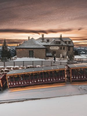 Salzburg AG Tourismus / Kukuvec Photography: zima, sníh, zimní turistika, výletní cíl, cestovní ruch, foto hory, Alpy, zimní čas, chlad, ochlazení, sněžení, Schafberg, Salzkammergut, pohoří Salzkammergut, Severní vápencové Alpy, Wolfgangsee, turistický cíl, čerstvý sníh, sluneční svit, hora, výlet, vlak, ozubnicová dráha, Vánoce, advent, adventní čas, adventní jízda, západ slunce, vánoční atmosféra, kolej, koleje, výhled, 5 pokladů
Působivý západ slunce na čerstvě zasněžené Schafbergalm, prostřední stanici dráhy Schafbergbahn v adventním čase, 23.&nbsp;11.&nbsp;2024.