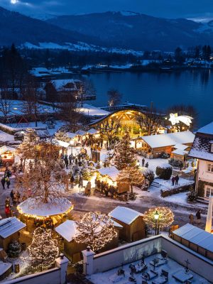 Foto Wolfgangsee Tourismus / Mirja Geh: Jezerní promenáda ve Stroblu během adventu u jezera Wolfgangsee.