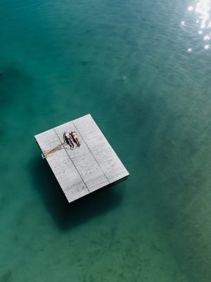 Foto Wolfgangsee Tourismus / Katrin Kerschbaumer Photography: Paar beim Baden im Wolfgangsee
